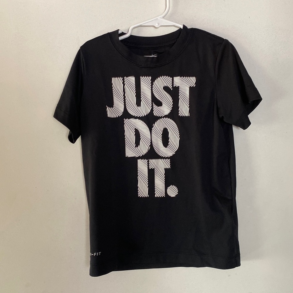Nike tee boys size 7